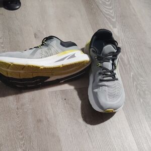 Altra Men's Gray and Yellow Athletic Shoes